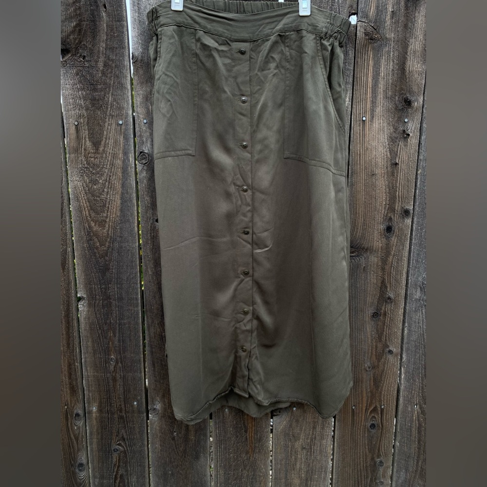 Midi skirt with pockets